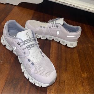 On cloud tennis shoes great condition